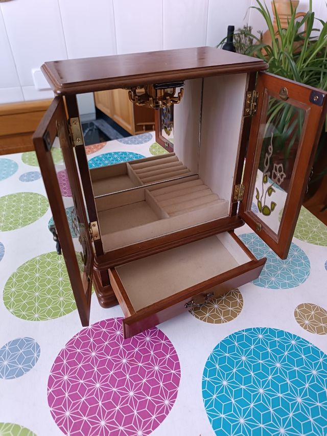 Precioso joyero con forma de armario