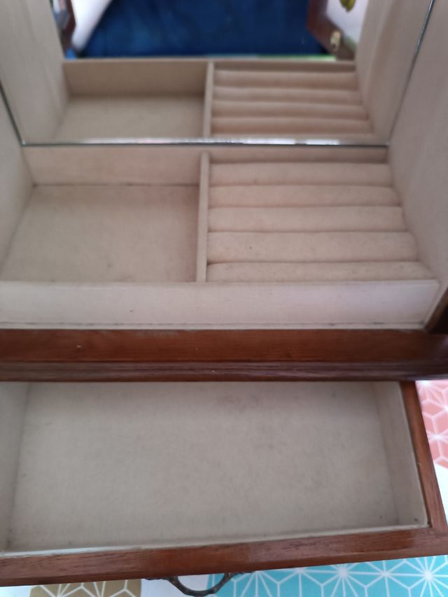 Precioso joyero con forma de armario