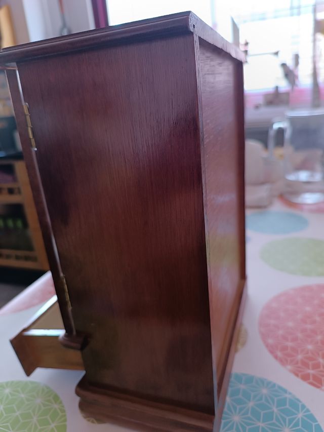 Precioso joyero con forma de armario