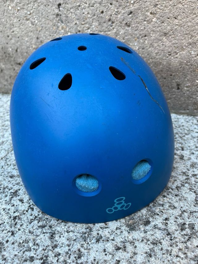 Fabuloso Casco skate Triple8 de niño