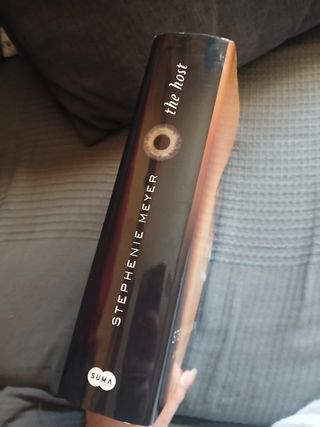 La huésped (The host) (Spanish Edition)