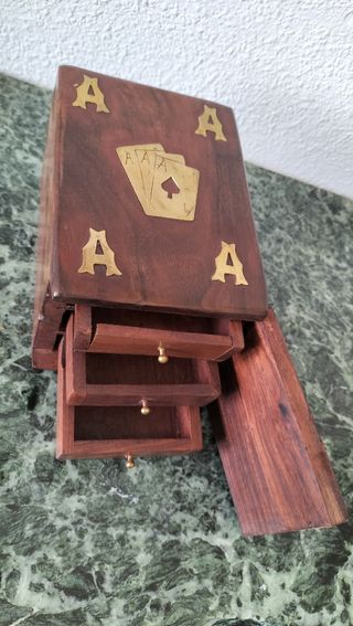 Caja antigua con tres cajones 