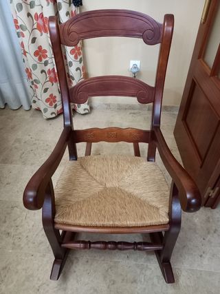 Poltroncina dondola in legno con seduta in vimini