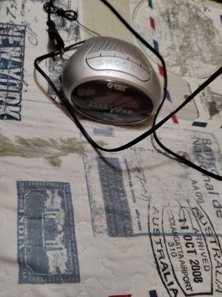 Reloj despertador digital con radio