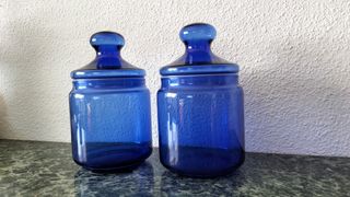 Dos botes herméticos de cristal azul