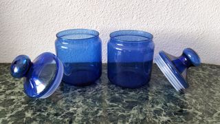 Dos botes herméticos de cristal azul 