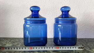 Dos botes herméticos de cristal azul 