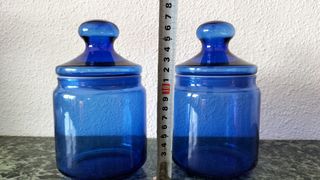 Dos botes herméticos de cristal azul 
