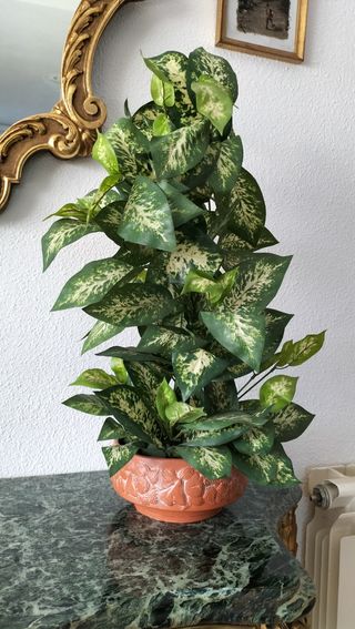 Maceta cerámica y planta de plástico 