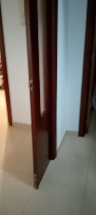 Puerta corredera de madera maciza. 
