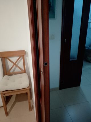 Puerta corredera de madera maciza. 