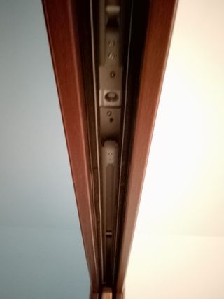 Puerta corredera de madera maciza. 