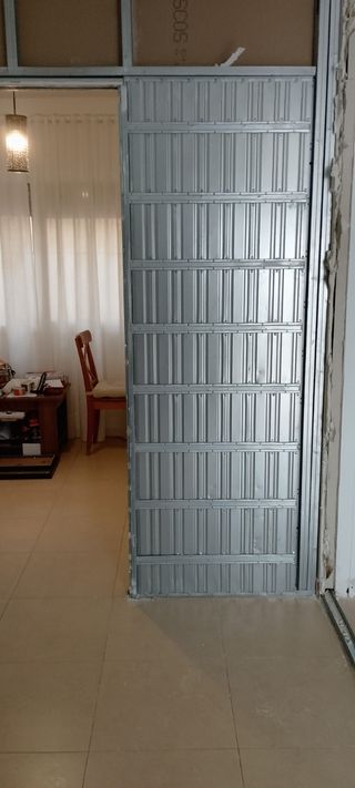 Puerta corredera de madera maciza. 