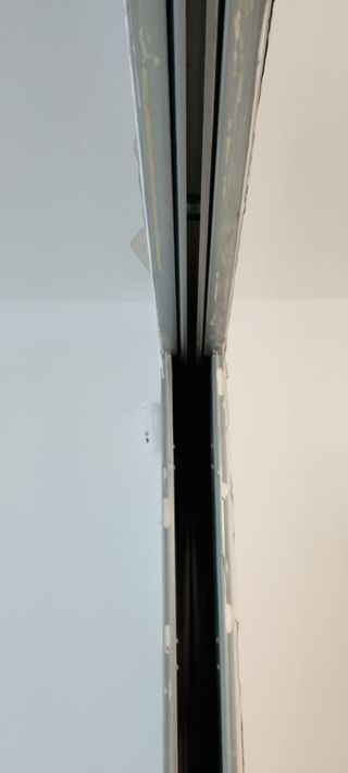 Puerta corredera de madera maciza. 