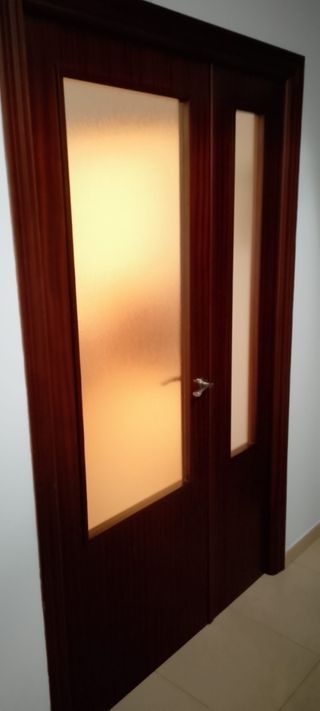 Puerta de paso madera maciza. 