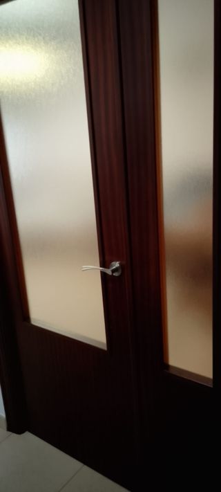 Puerta de paso madera maciza. 