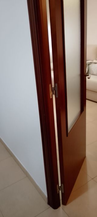 Puerta de paso madera maciza. 
