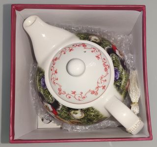 Teiera, tazza e scatola regalo