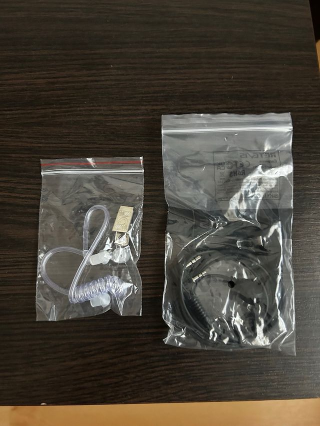 Retevis Auricular en el oído negro