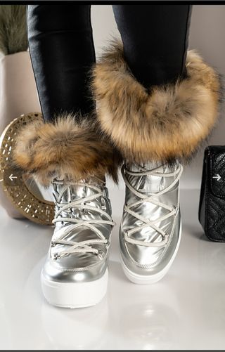 Botas plateadas con pelo