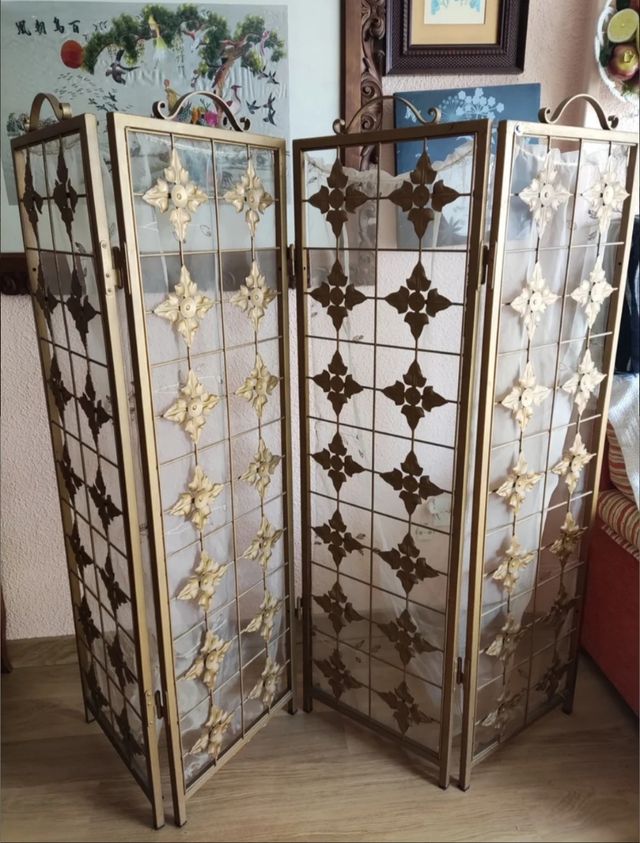 Biombo de metal dorado con 4 hojas plegables