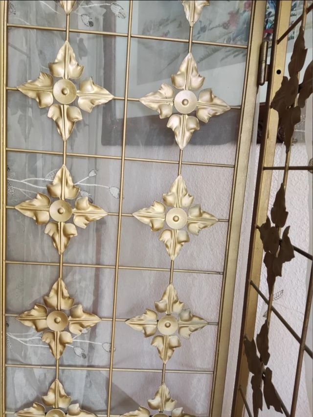 Biombo de metal dorado con 4 hojas plegables