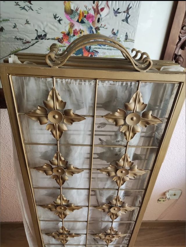 Biombo de metal dorado con 4 hojas plegables