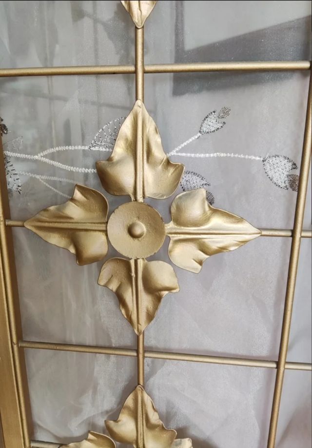 Biombo de metal dorado con 4 hojas plegables