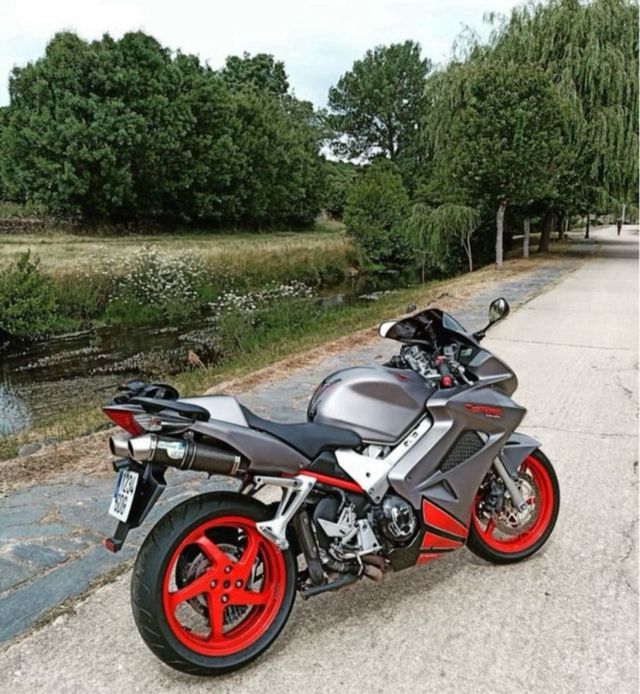 Honda Vfr 800 Vtec 2008 con maletas y leovince