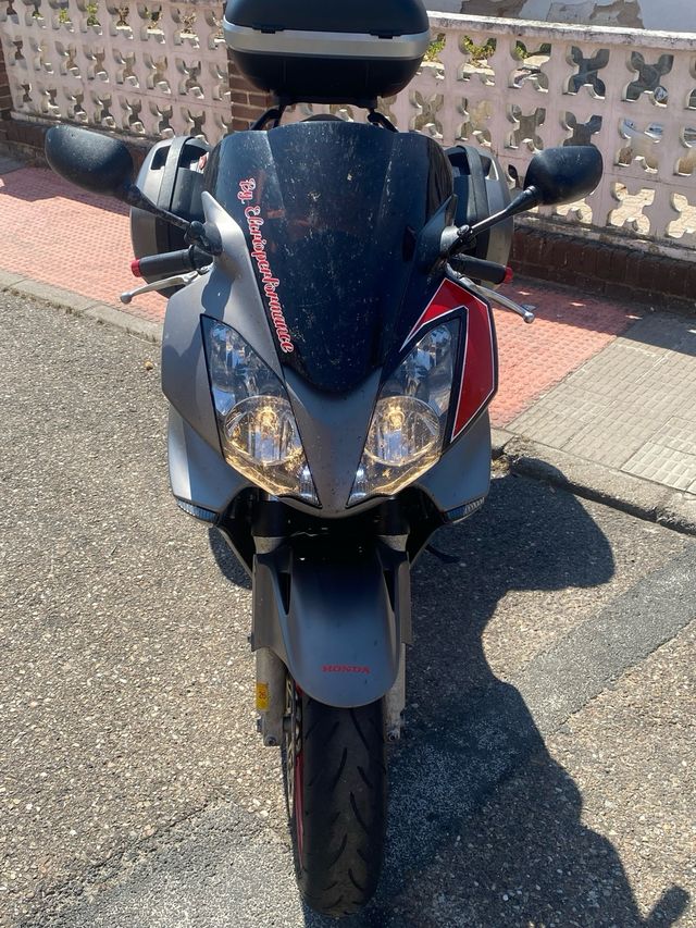 Honda Vfr 800 Vtec 2008 con maletas y leovince