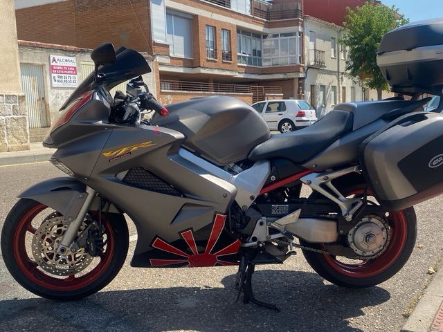 Honda Vfr 800 Vtec 2008 con maletas y leovince