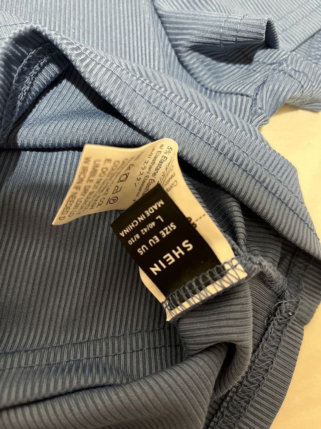 Camiseta crop azul de Shein de mujer . Y2K Nueva