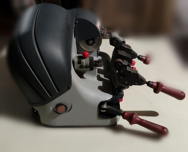 Macchina duplicatrice per chiavi targa 2000 SILCA