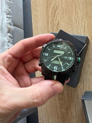 Reloj Tommy Hilfiger estilo gshock
