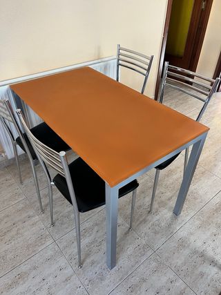 Mesa cristal y 4 sillas