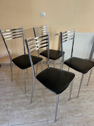 Mesa cristal y 4 sillas