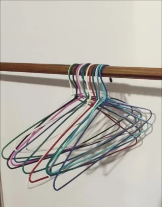 Perchas metálicas plastificadas.