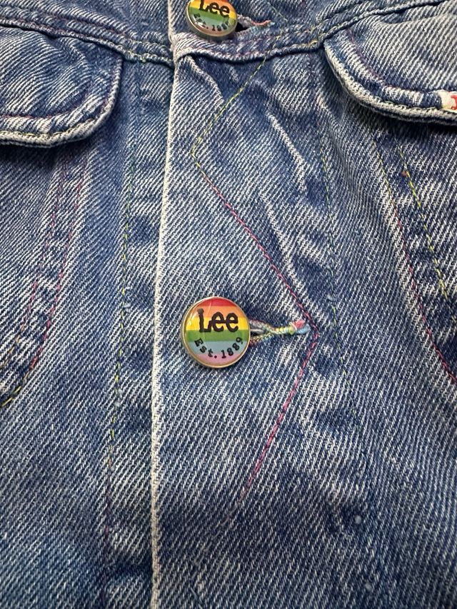 Chaqueta vaquera Lee LGTBIQ