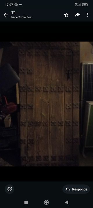 Puerta siglo XVIII antigua, clavos.