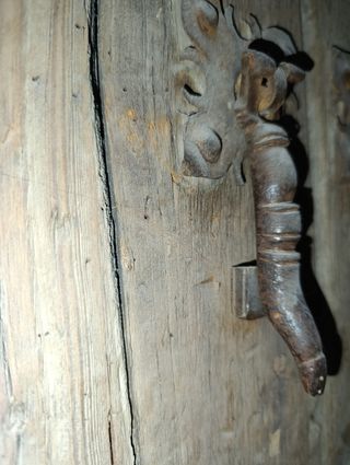 Puerta siglo XVIII antigua, clavos.