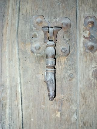 Puerta siglo XVIII antigua, clavos.