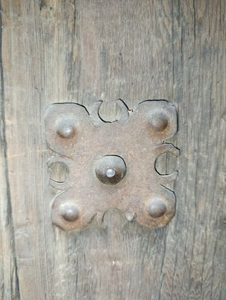 Puerta siglo XVIII antigua, clavos.