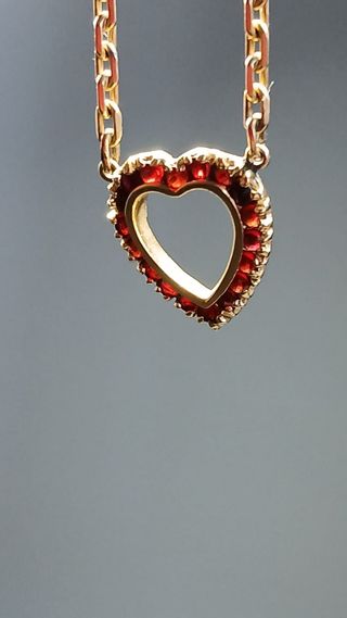 Cadena oro 18K colgante corazon y granates 