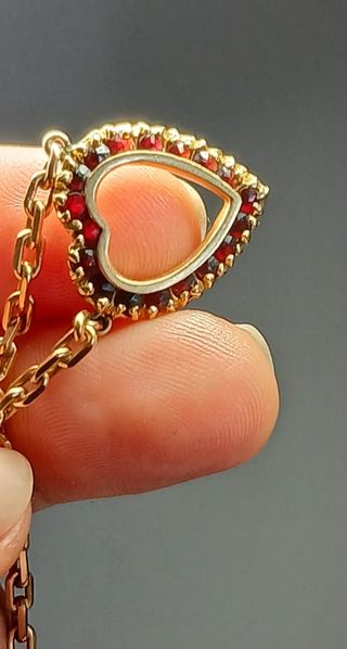 Cadena oro 18K colgante corazon y granates 