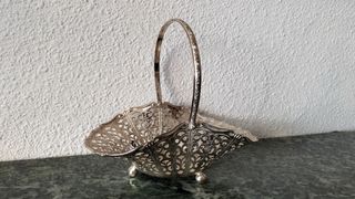 Cesta repujada plateada