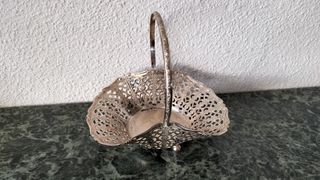 Cesta repujada plateada