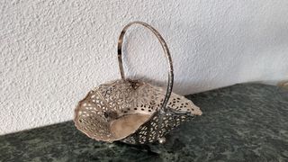 Cesta repujada plateada