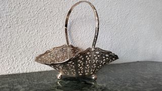 Cesta repujada plateada