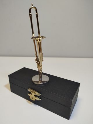 Trombón de vara en miniatura con soporte y estuche