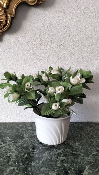 Macetero cerámica y planta plástico 